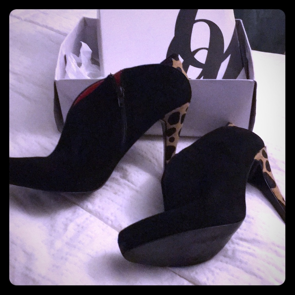 9.5M Nine West Booties